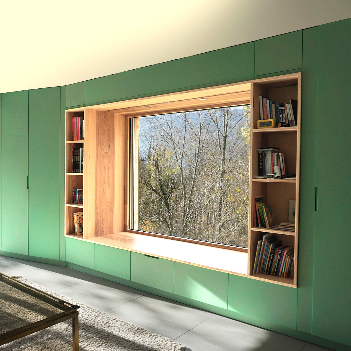 la bibliothèque intégrée cadre la vue sur la forêt