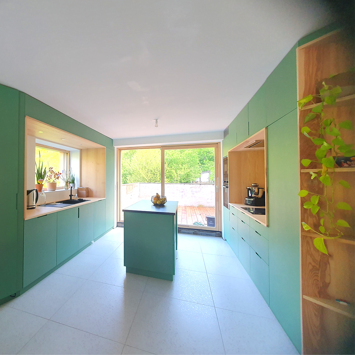 le mur meuble se prolonge dans la cuisine