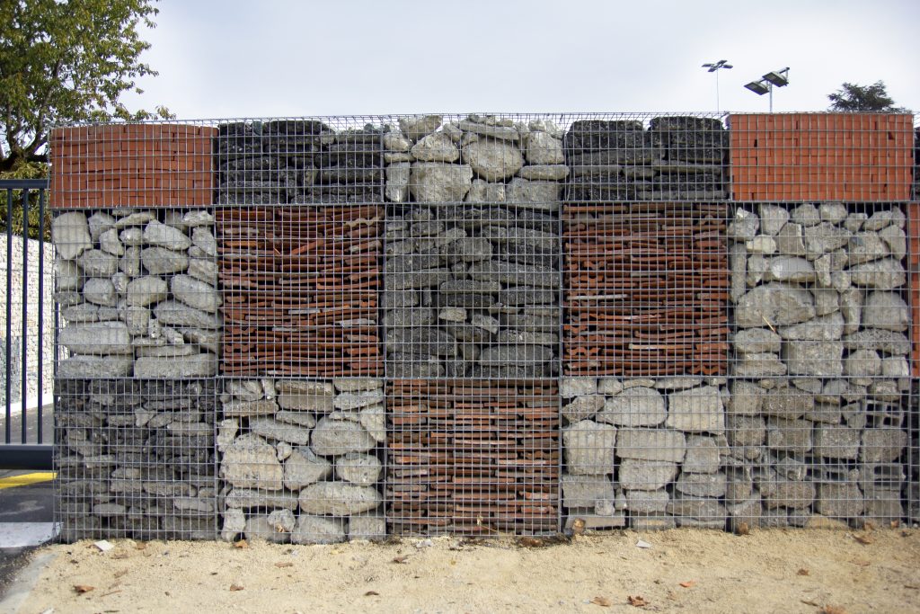 Gabion de réemploi composé de matériaux inertes (goudron, concassé de béton, tuiles, briques, etc.)